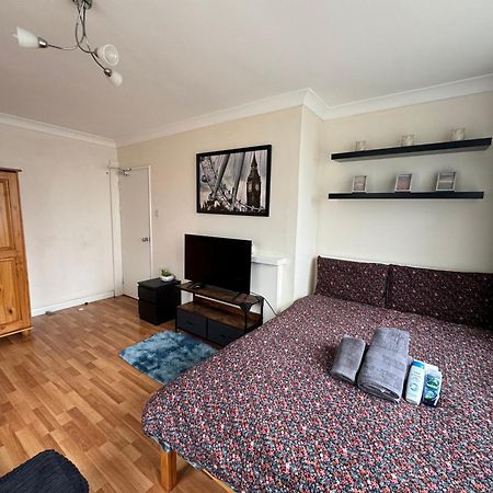 Huge And Affordable 3 Bedroom Flat In Hammersmith For 7 People With Welcome Breakfast لندن المظهر الخارجي الصورة