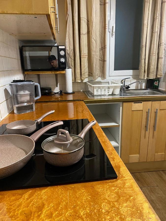 Huge And Affordable 3 Bedroom Flat In Hammersmith For 7 People With Welcome Breakfast لندن المظهر الخارجي الصورة