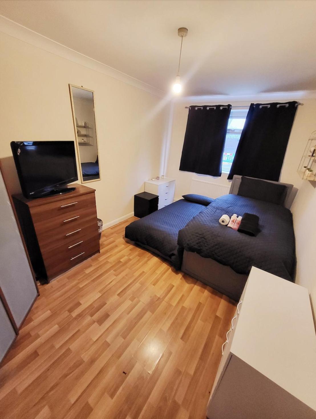 Huge And Affordable 3 Bedroom Flat In Hammersmith For 7 People With Welcome Breakfast لندن المظهر الخارجي الصورة