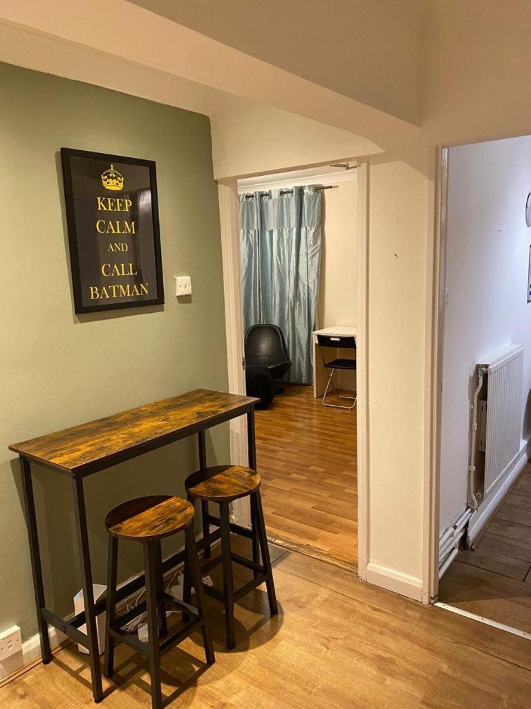 Huge And Affordable 3 Bedroom Flat In Hammersmith For 7 People With Welcome Breakfast لندن المظهر الخارجي الصورة
