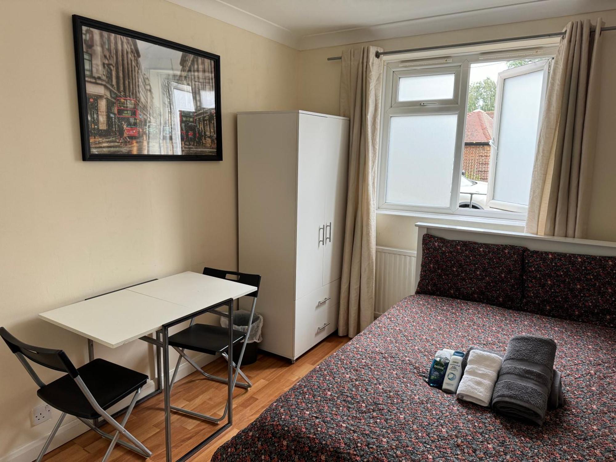 Huge And Affordable 3 Bedroom Flat In Hammersmith For 7 People With Welcome Breakfast لندن المظهر الخارجي الصورة