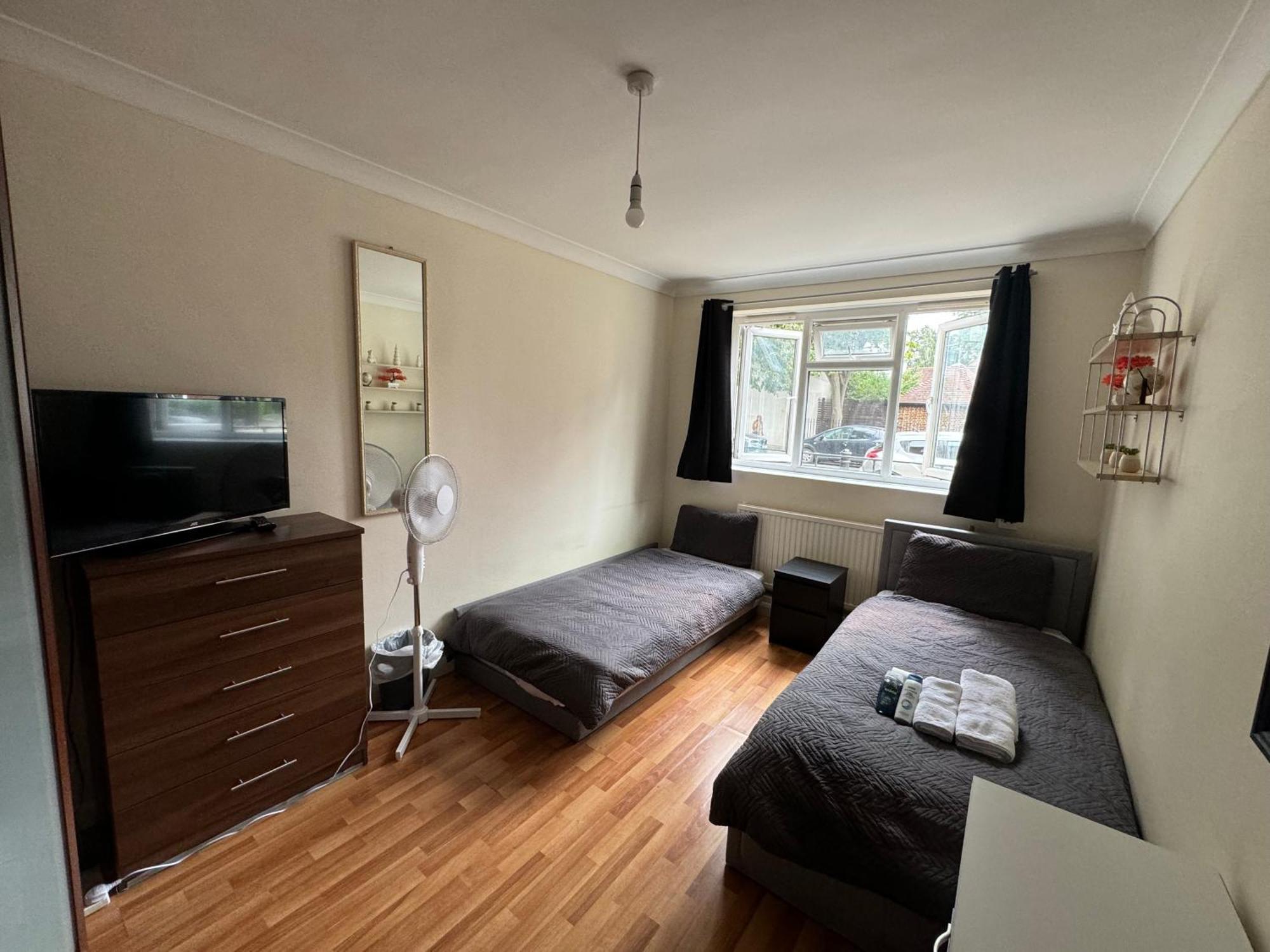 Huge And Affordable 3 Bedroom Flat In Hammersmith For 7 People With Welcome Breakfast لندن المظهر الخارجي الصورة