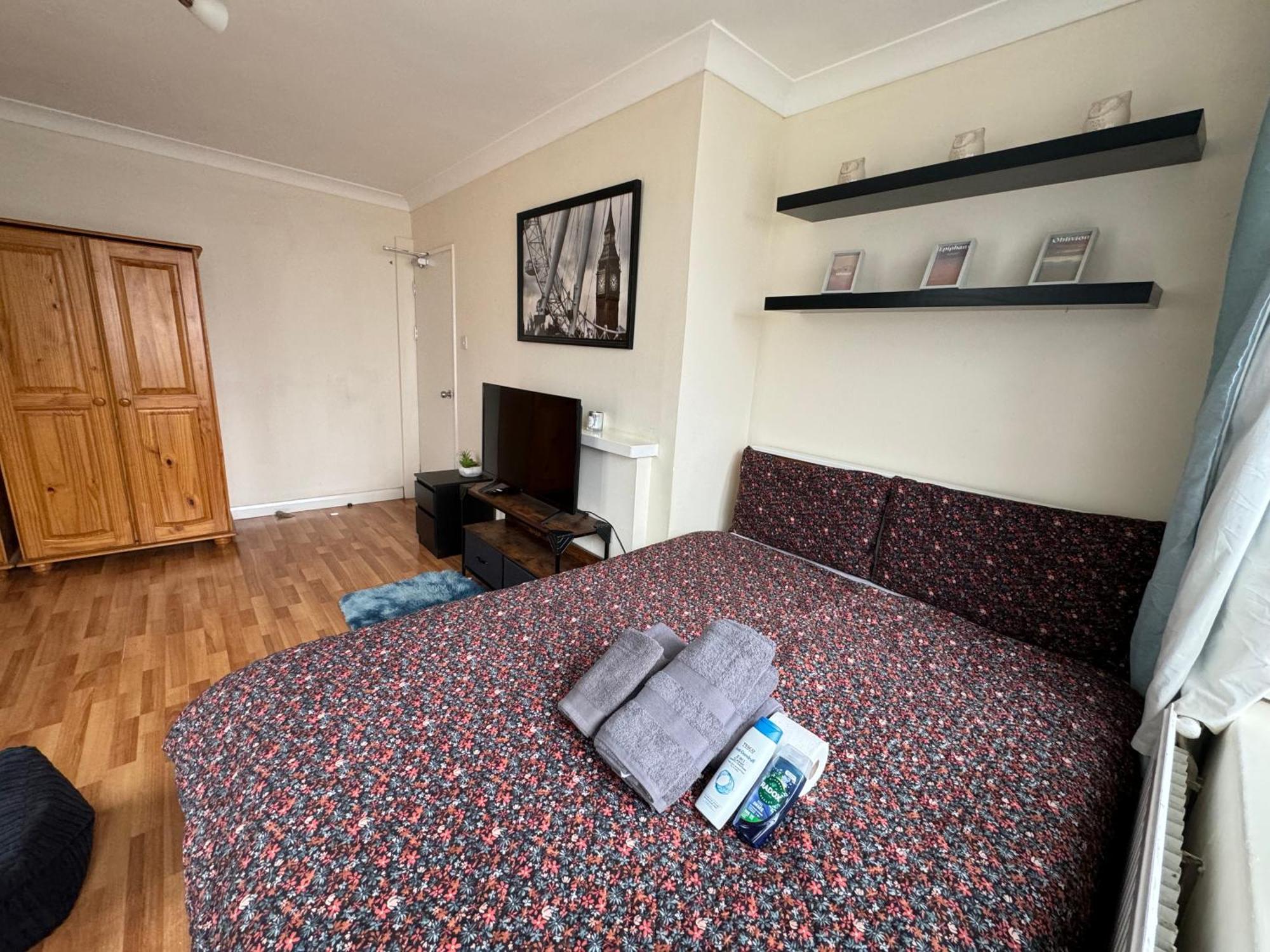 Huge And Affordable 3 Bedroom Flat In Hammersmith For 7 People With Welcome Breakfast لندن المظهر الخارجي الصورة